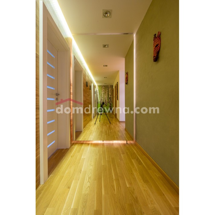 Parkiet z bielą, ściana z parkietu