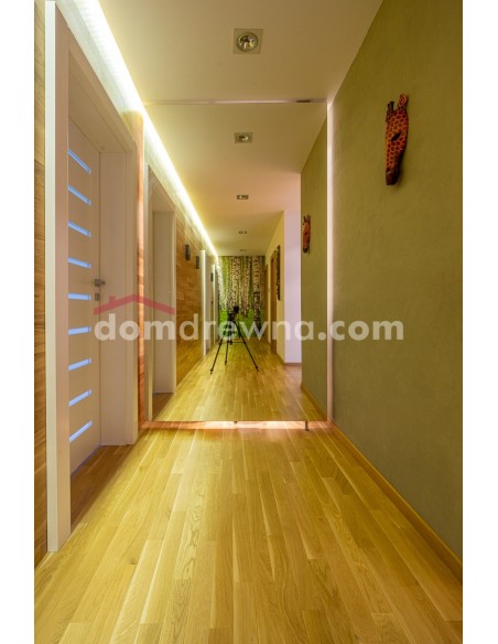 Parkiet z bielą, ściana z parkietu