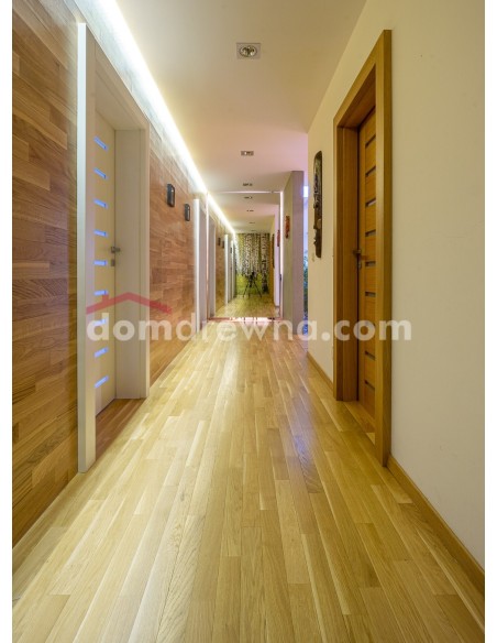 Parkiet z bielą, ściana z parkietu