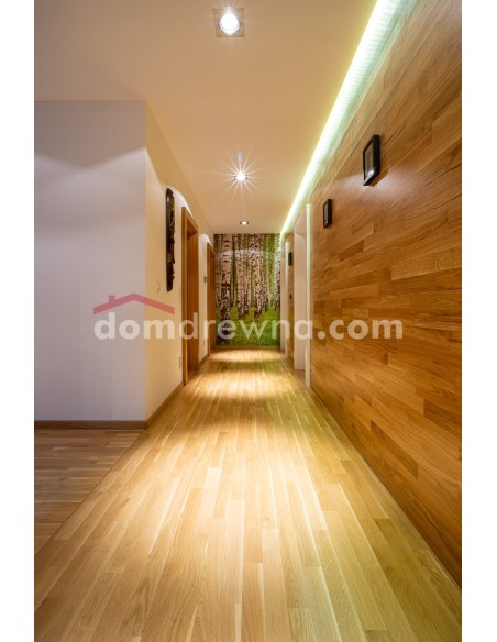 Parkiet z bielą, ściana z parkietu