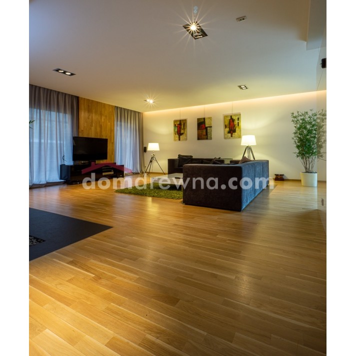 Parkiet z bielą, ściana z parkietu