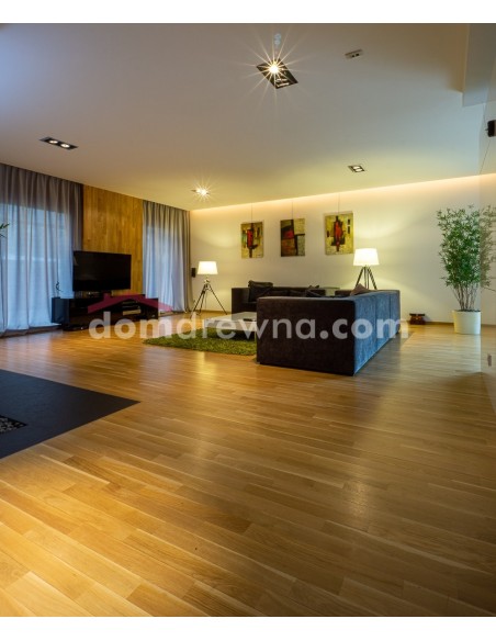 Parkiet z bielą, ściana z parkietu