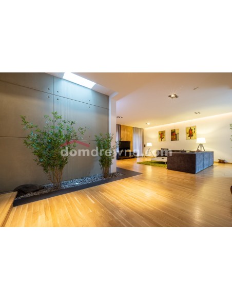 Parkiet z bielą, ściana z parkietu