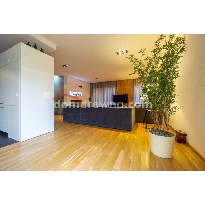 Parkiet z bielą, ściana z parkietu