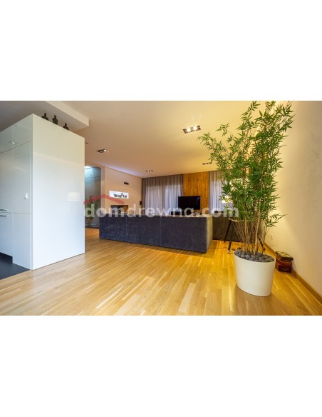 Parkiet z bielą, ściana z parkietu