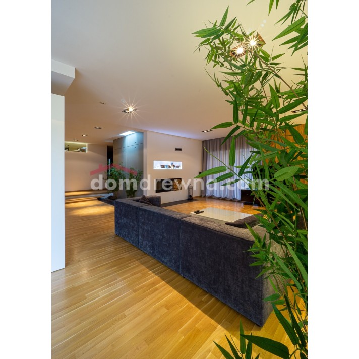 Parkiet z bielą, ściana z parkietu