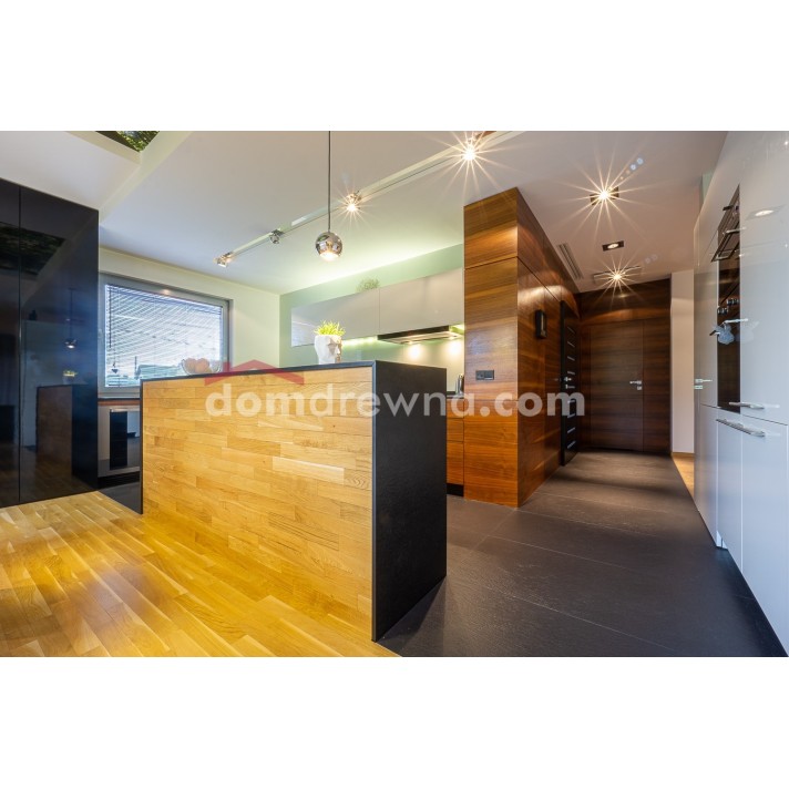 Parkiet z bielą, ściana z parkietu