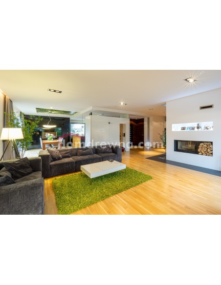 Parkiet z bielą, ściana z parkietu