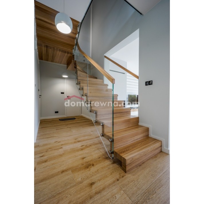 Schody dywanowe samonośne