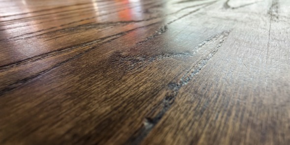 Jak dbać o podłogę olejowaną vs. lakierowaną 