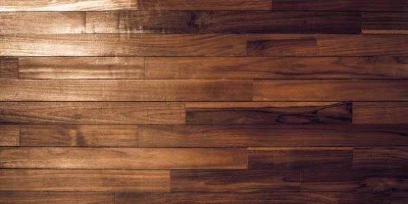 Panele podłogowe czy deska drewniana – co wybrać?
