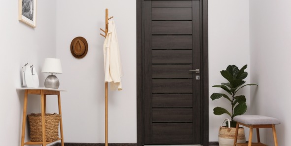 Drzwi z ościeżnicą regulowaną czy stałą? Jak dobrać do grubości ściany
